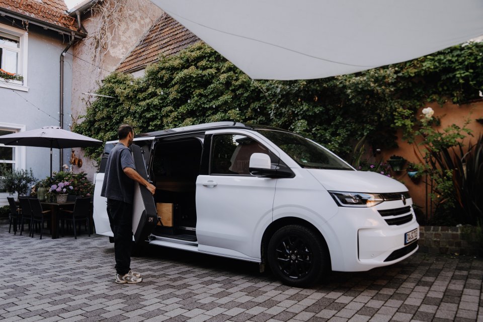 SpaceCamper VW Caravelle Camper mit herausnehmbarer Rücksitzbank als Transporter
