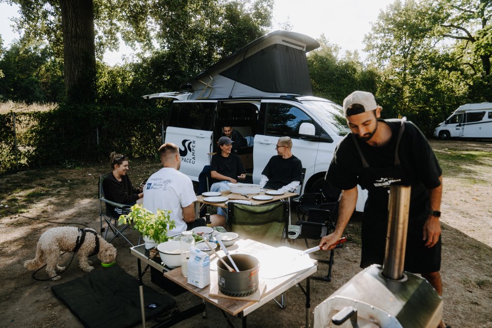 Campingsituation mit Freunden im VW Caravelle Classic+ von SpaceCamper