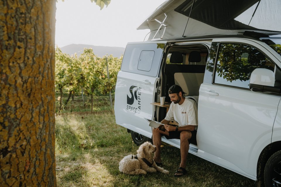 VW Caravelle Camper Ausbau von SpaceCamper mit Tablebox zum Lesen