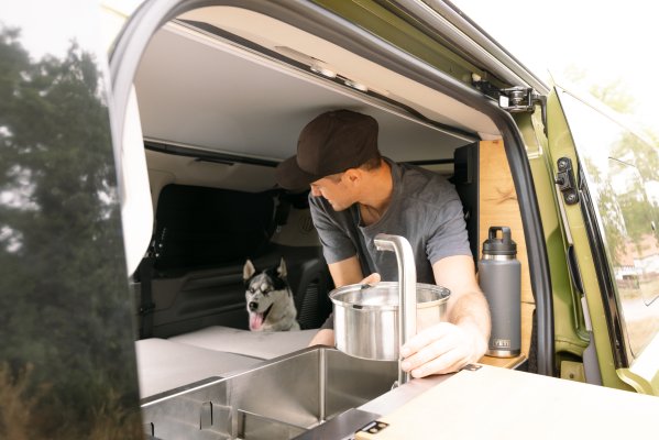 Auffüllen vom überschwappsicheren Trinknapf im Classic+ Dog Camper