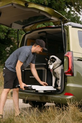 Schließen der Hundetreppe am Classic+ Dog Camper von SpaceCamper