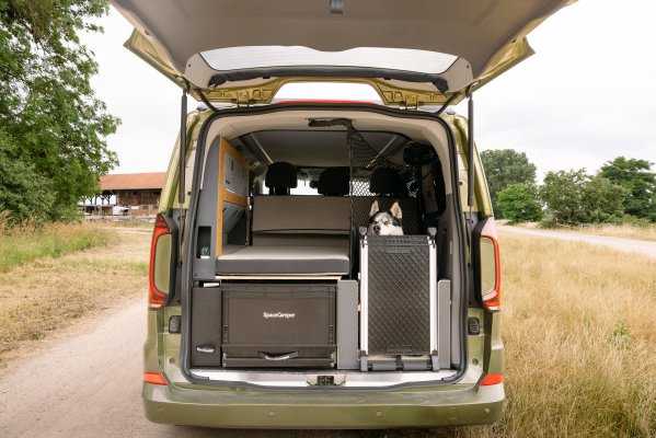 Heckansicht SpaceCamper Classic+ Dog – Campervan mit Hundebox auf VW-Caravelle-Basis