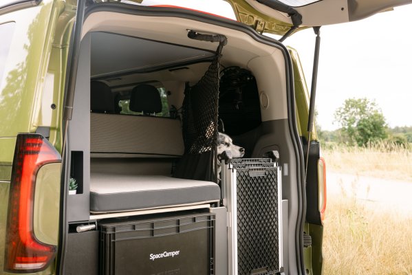 Heckansicht Hundebox im Classic+ Dog Camper – eigener Bereich mit Blick nach draußen