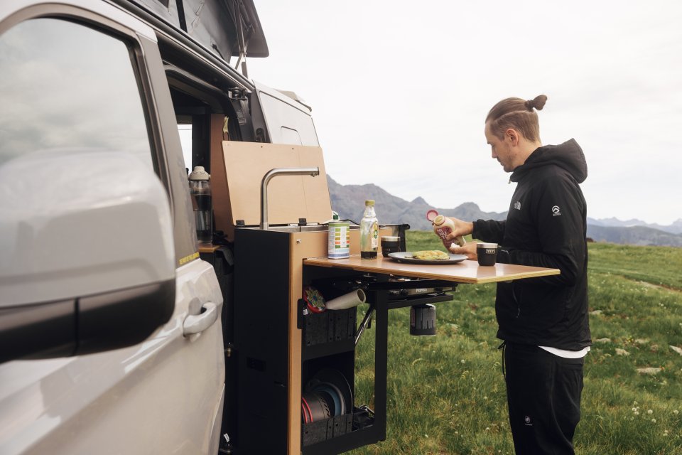 Ford Tourneo Custom Camper mit offener Schiebetür und Camping Küche
