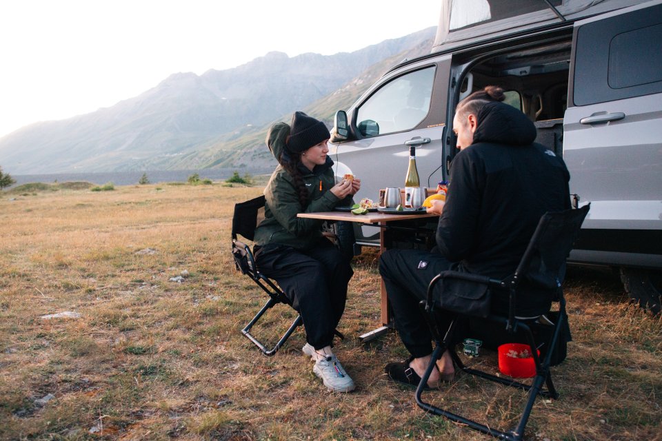 Ford Campingbus mit Aufstelldach – SpaceCamper Küche aufgestellt auf dem Boden