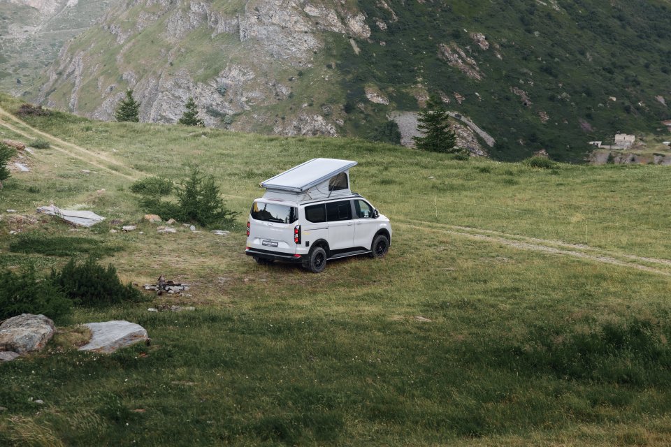 Ford Camper Van Classic+ mit geöffnetem Aufstelldach in den Bergen