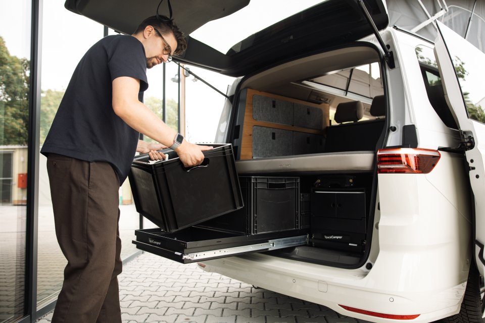 Einladen von Euroboxen auf die Heckauszüge im SpaceCamper VW Multivan