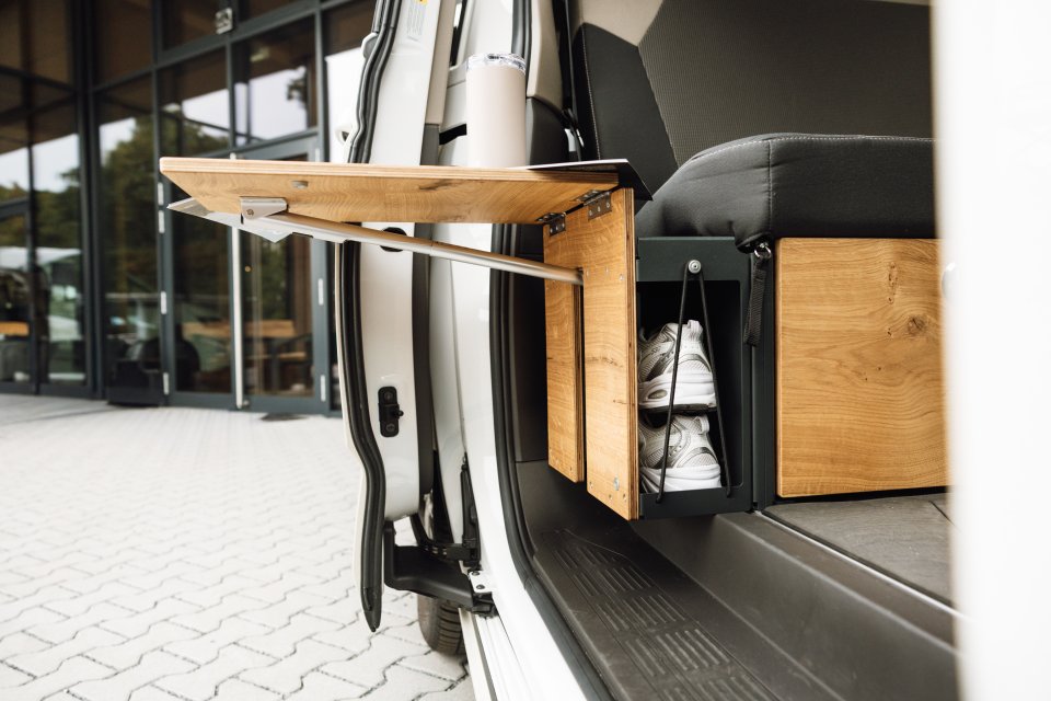 Seitenansicht auf die SpaceCamper Tablebox mit Staufach im VW Camper