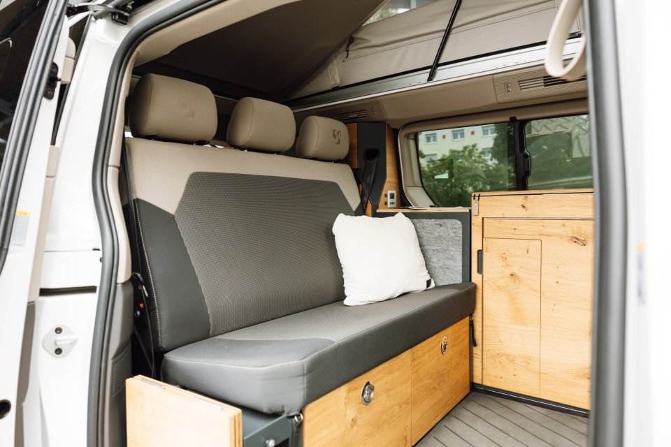 Seitenansicht auf die Classic+ Rücksitzbank von SpaceCamper im VW Multivan Camper
