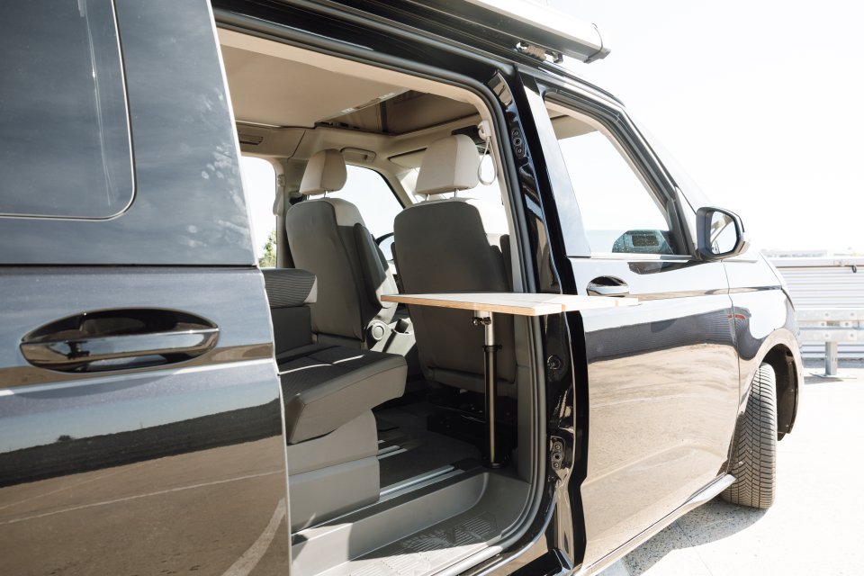 SpaceCamper Campingtisch als Modul im VW Camper mit offener Schiebetür