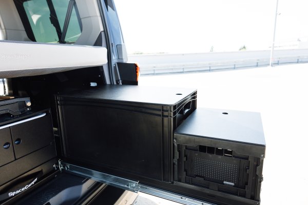Heckauszug im Modular Multivan – einhändig bedienbar und durchladefähig