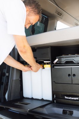Versorgungsboard als Wohnmobil Ausbau Modul mit Wasserkanistern von SpaceCamper
