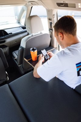Innenansicht auf Schwenktisch als Camper Ausbau Modul im VW T7 Multivan von SpaceCamper
