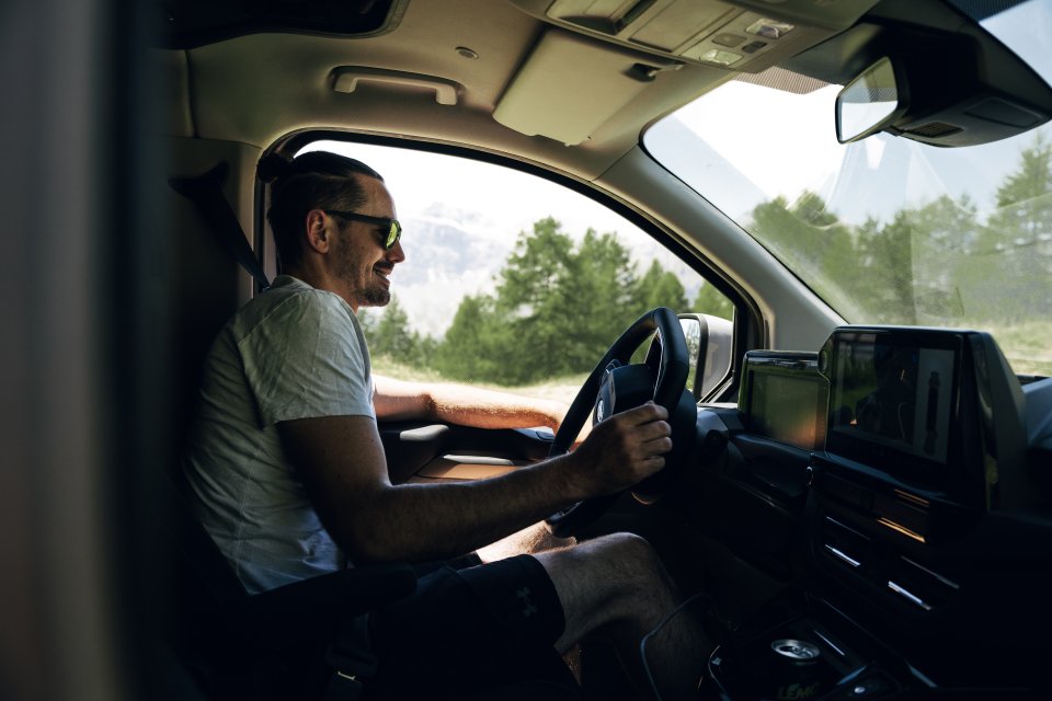 Person am Steuer von Overlanding Camper von SpaceCamper