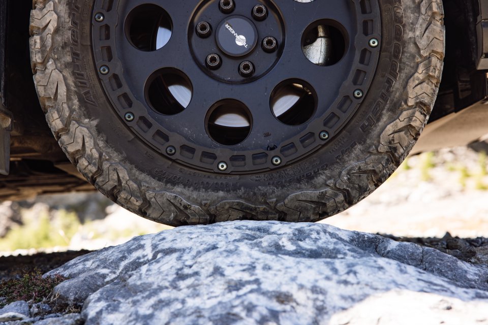 Offroad Camper Van mit Offroad Bereifung im Gelände