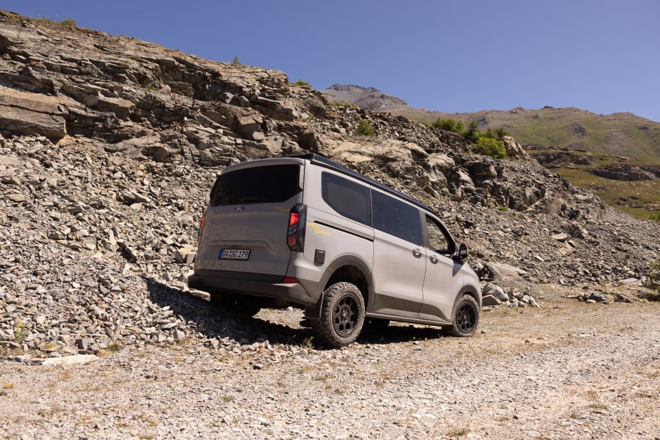 4x4 Camper mit hoher Bodenfreiheit auf Steinhaufen