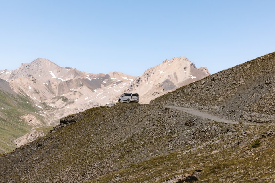 SpaceCamper Offroad Camper Van mit Höherlegung auf Offroad Track im Gelände