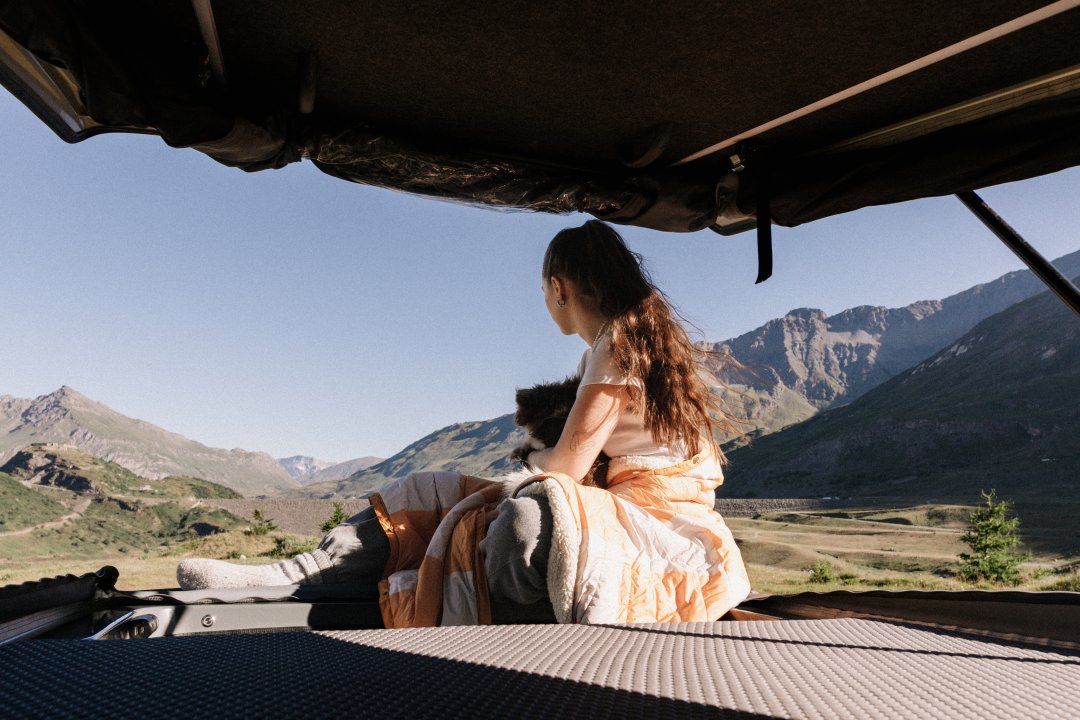 Panoramaausblick aus dem Camper Aufstelldach vom Ford Tourneo Custom 