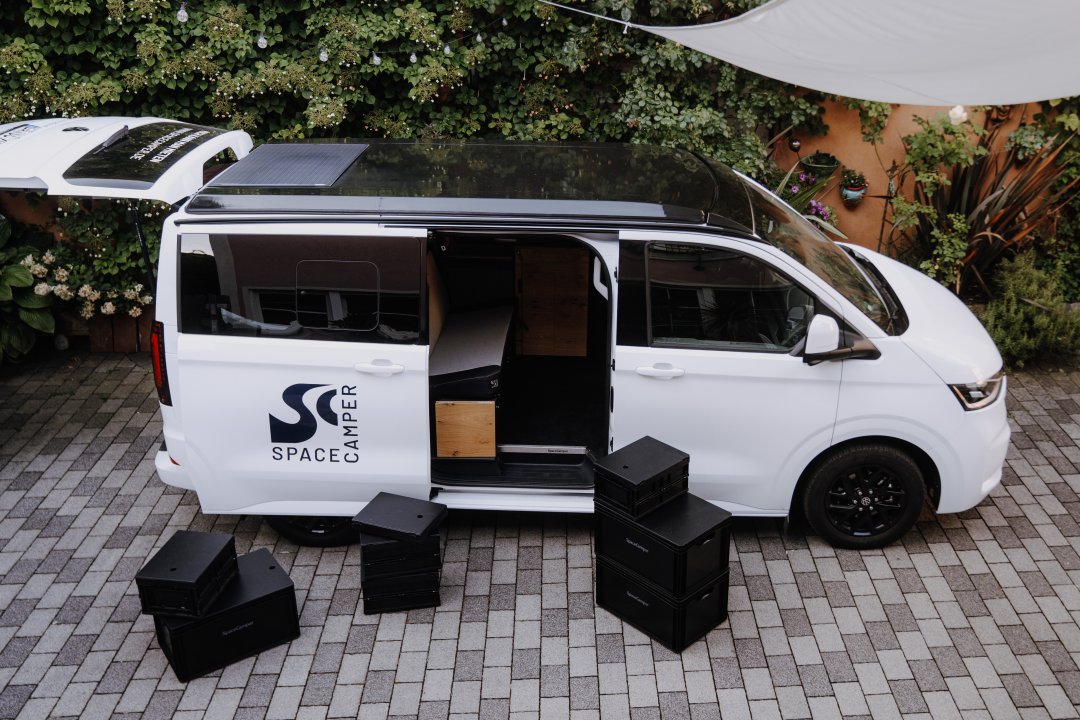Euroboxen für Ordnung auf dem Heckauszug im Camper von SpaceCamper