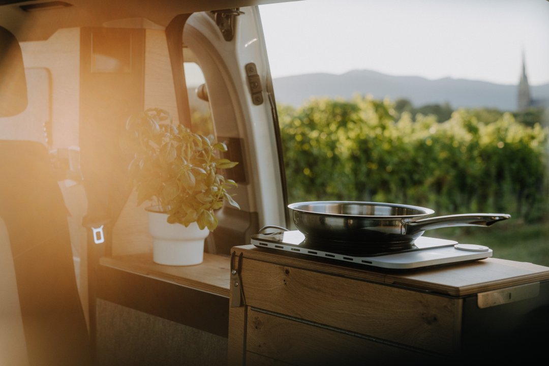 Induktionskochfeld auf der SpaceCamper Camping Küche im Camper