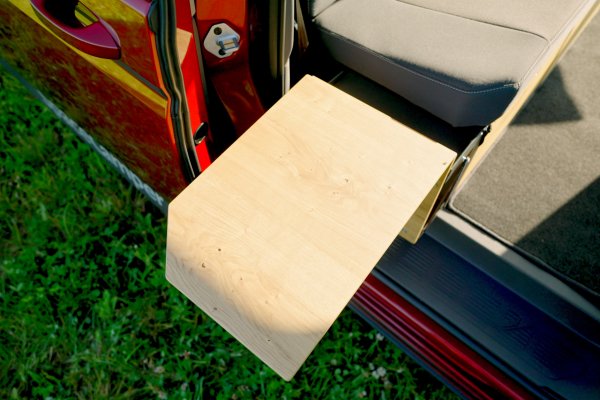 Seitlicher Schrank mit Klapptisch