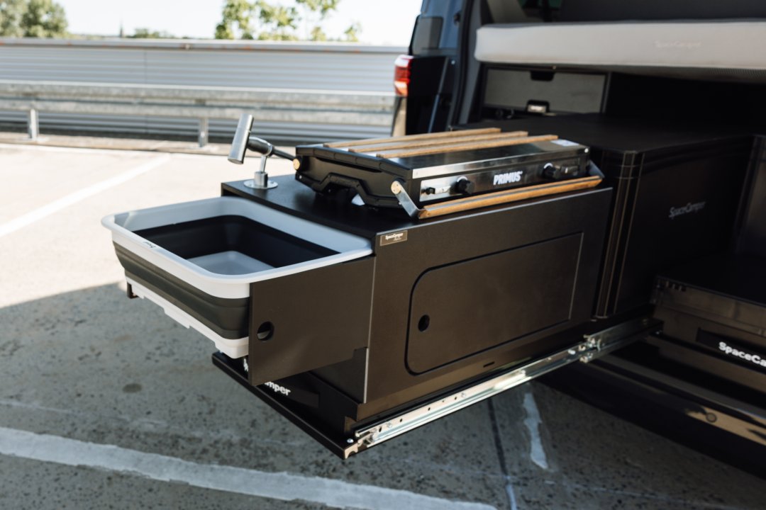 SpaceCamper Heckküche am Camper auf Heckauszug 