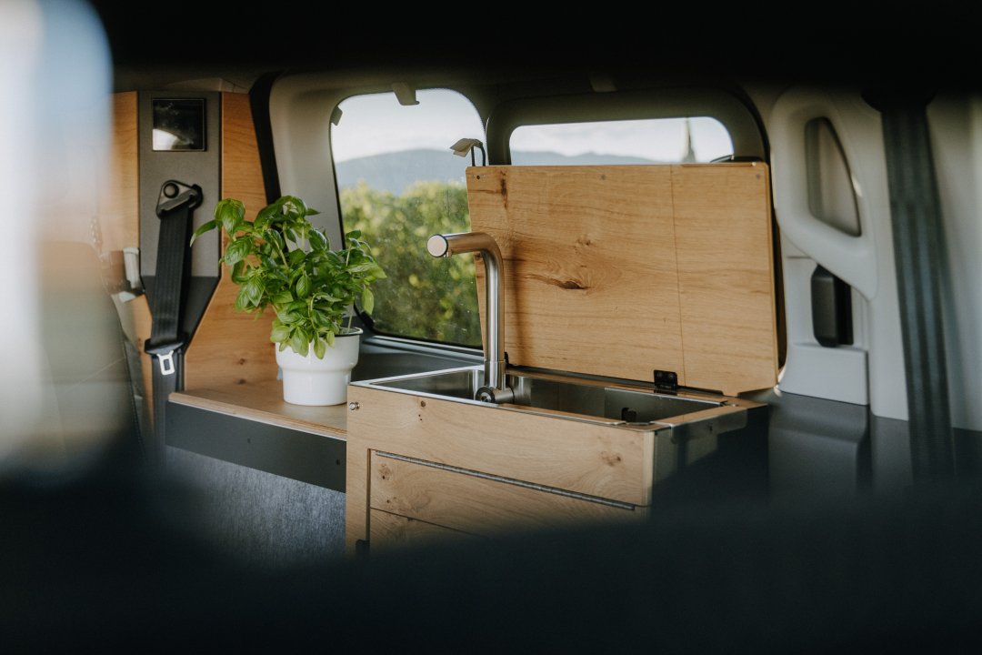 Mobile Küche im SpaceCamper Classic+ mit Waschbecken