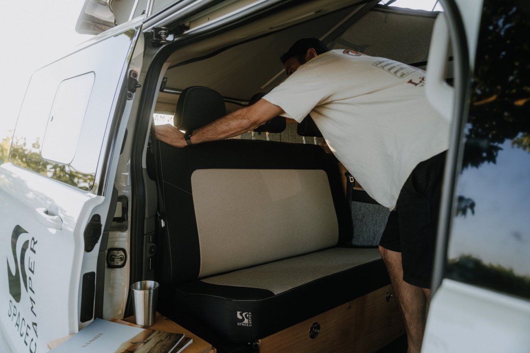 SpaceCamper Camper Bett entriegeln im VW Caravelle