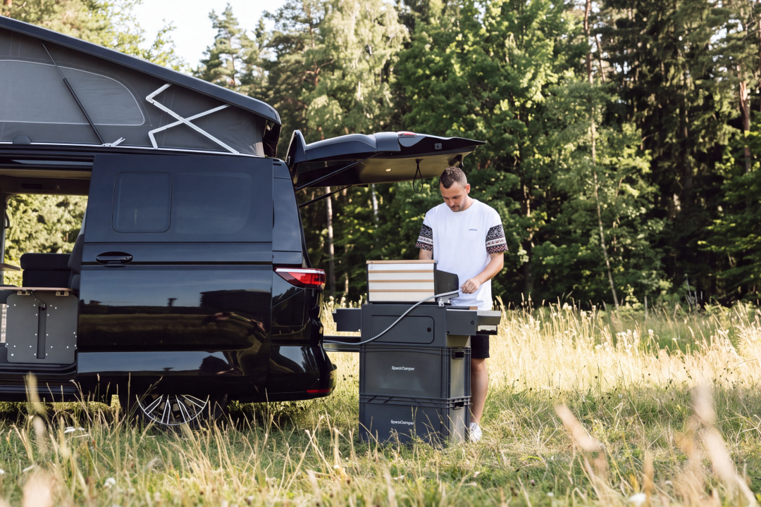 SpaceCamper Heckküche am Camper auf Heckauszug  in der Natur