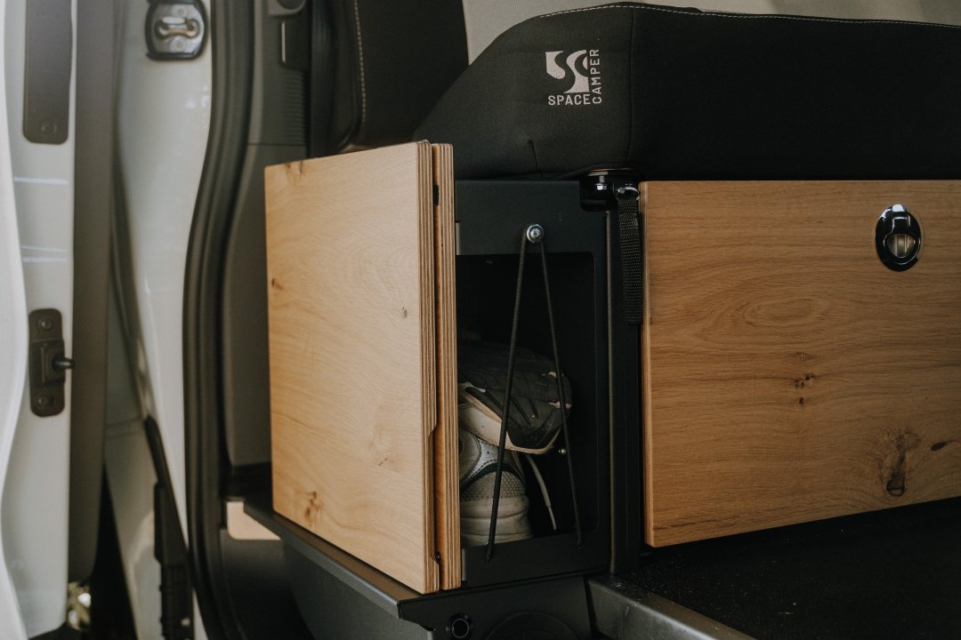 Camping Tisch mit Stauraum für Schuhe im VW Camper 