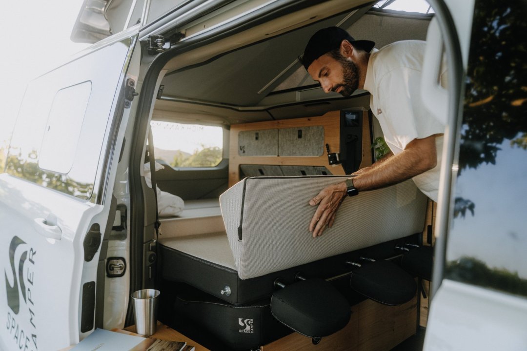 SpaceCamper Camping Bett beim Umklappen im Campervan