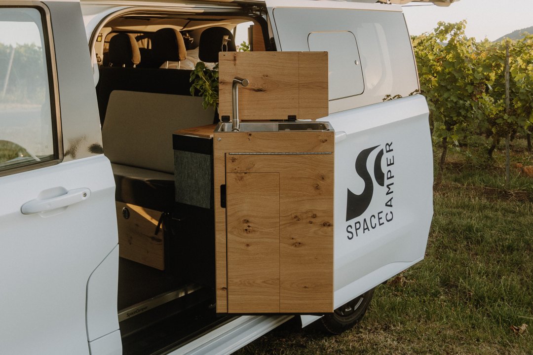SpaceCamper Camping Küche heuausgeschwenkt am VW Camper 