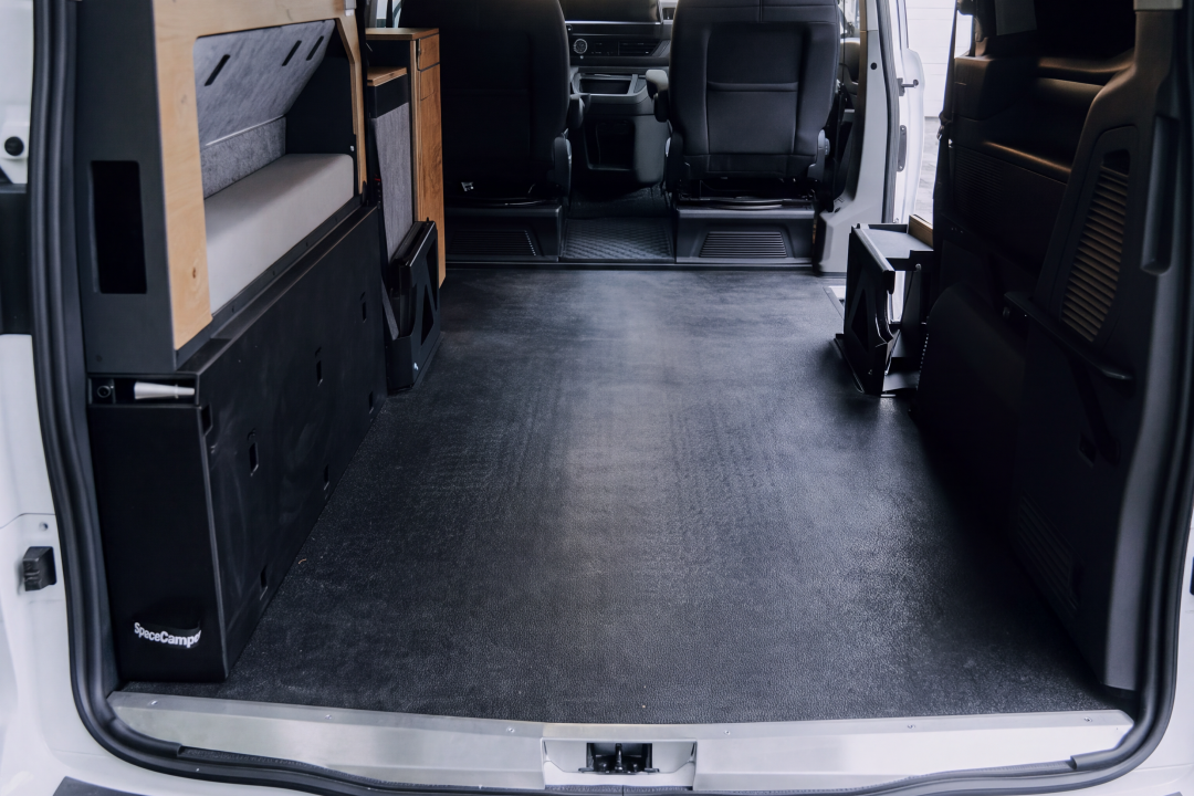 Blick in leeren VW Camper mit Heckauszügen 
