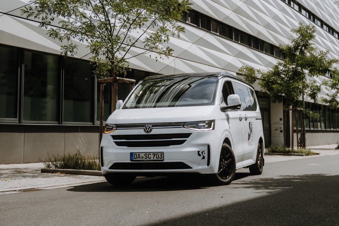 Geschlossenes Camper Aufstelldach am VW Caravelle von SpaceCamper