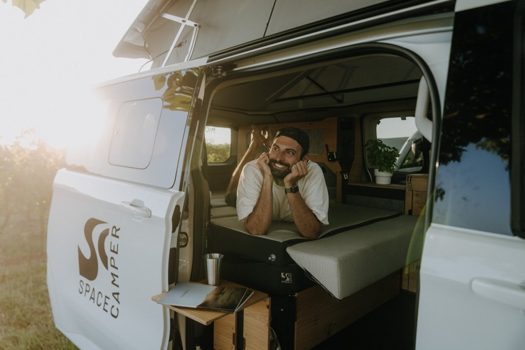 Umgeklapptes Camping Bett von SpaceCamper