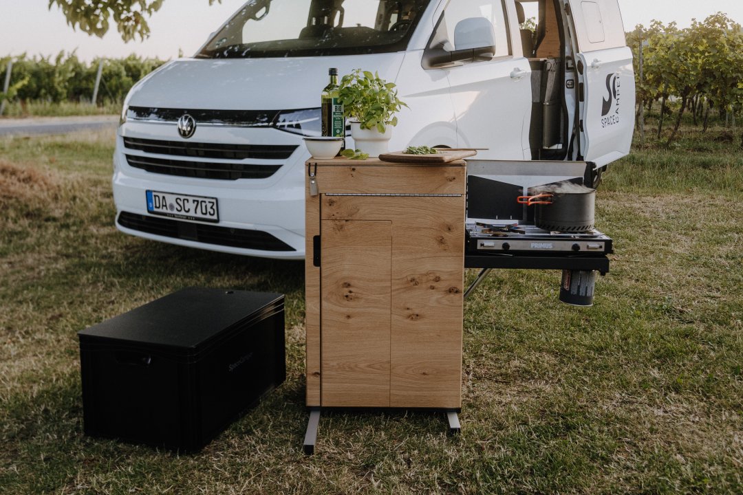 Camping Küche vor dem Campervan von SpaceCamper für jeden Ort