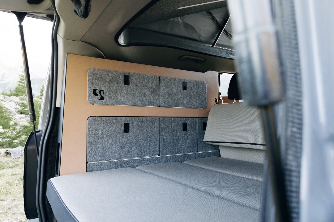 SpaceCamper Heckschrank mit Stauraum im Ford Tourneo Custom Camper