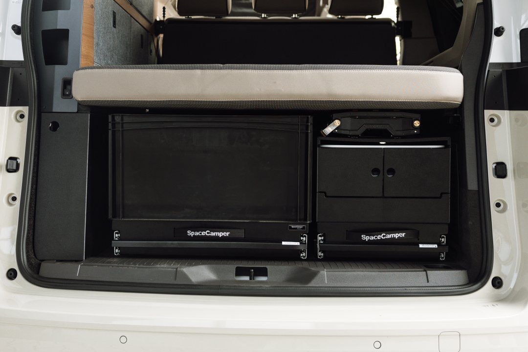 SpaceCamper Heckk&uuml;che auf Heckauszug im Campervan