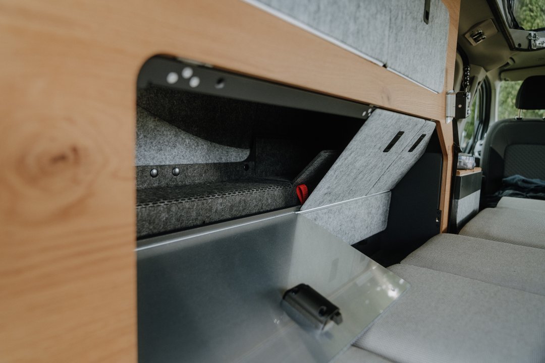 Detailansicht vom Stauraum des Campervan Heckschranks von SpaceCamper