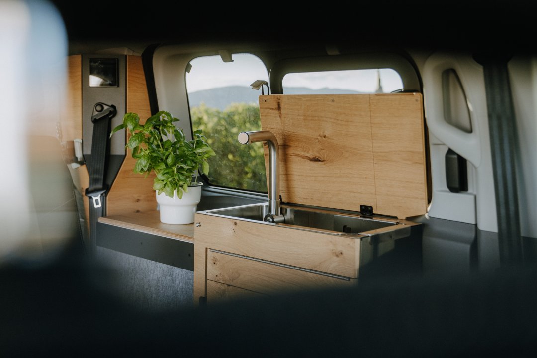 Warmwasser mit Edelstahl Sp&uuml;lbecken im Camper K&uuml;che von SpaceCamper