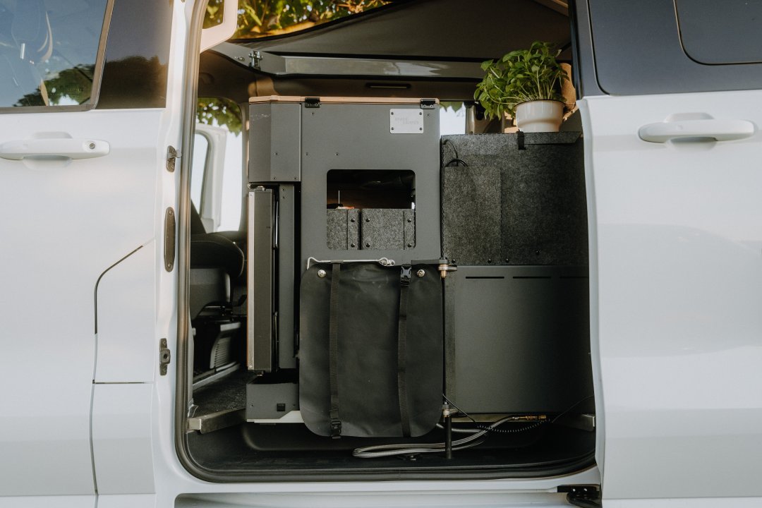 Au&szlig;enansicht der Camping K&uuml;che von SpaceCamper