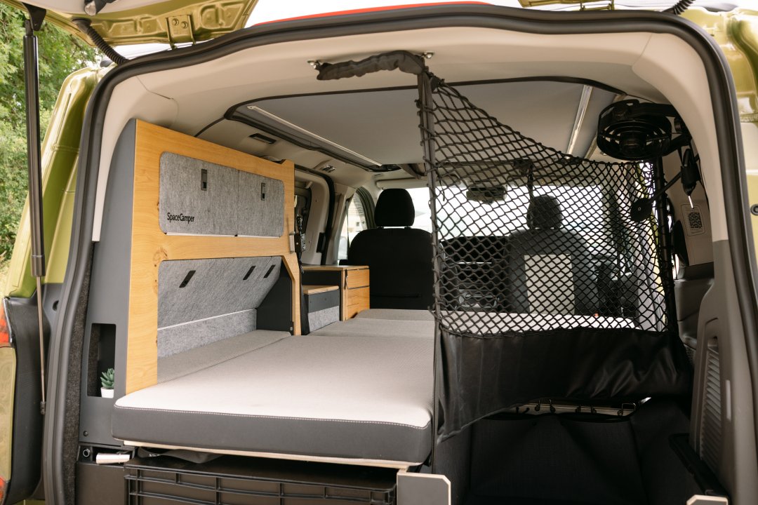 VW Caravelle Camper mit Classic+ Dog &ndash; Blick von der Hundebox zum Wohnraum