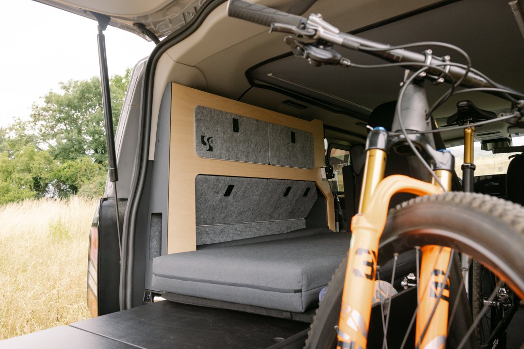 Innenansicht SpaceCamper Fahrrad Camper mit Mountainbikes
