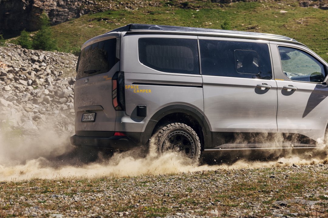 Nahaufnahme Offroad Camper von SpaceCamper auf Offroad Track 