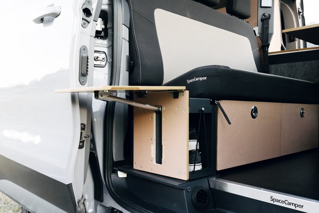 Seitenansicht SpaceCamper Tablebox mit Stauraum f&uuml;r Schuhe im Classic+ Ford Tourneo Custom