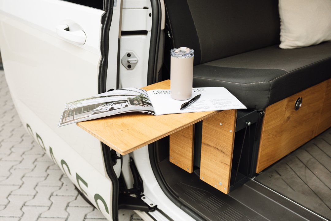 VW Camper als Multivan von SpaceCamper mit Tablebox als zus&auml;tzlicher Stauraum