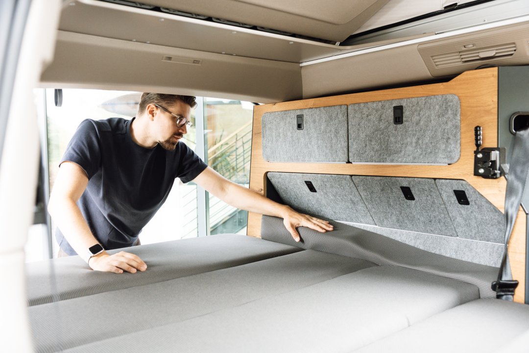 Heckschrank im SpaceCamper VW Camper mit Bettverbreiterung