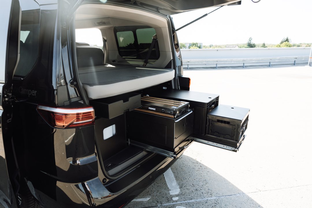 VW Multivan Heckansicht auf SpaceCamper Heckauszug Camping Module