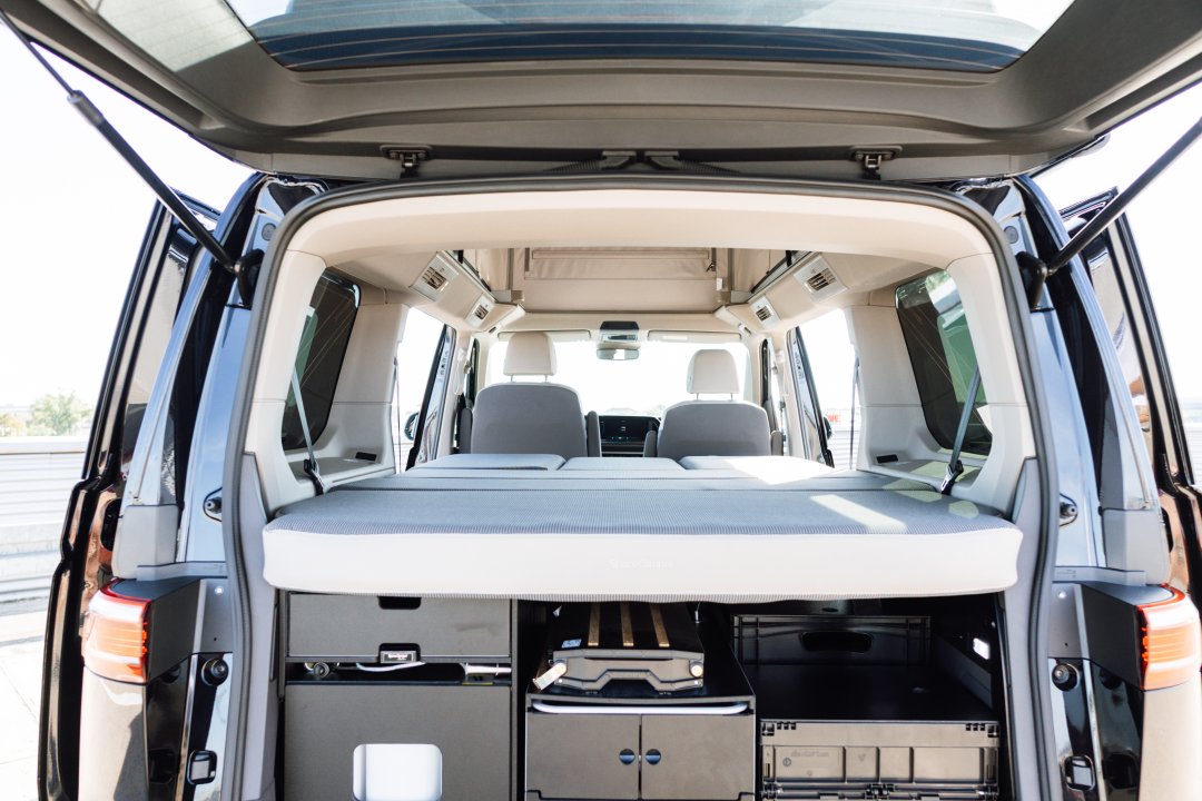 VW Multivan mit Bett Camper Modulen von SpaceCamper
