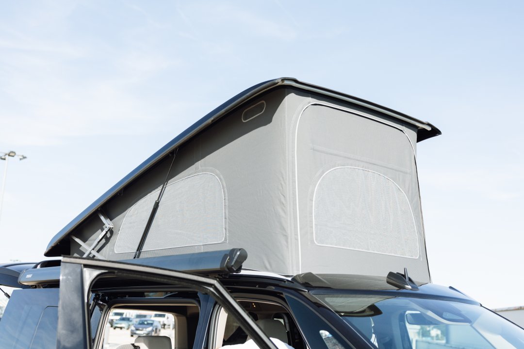 Vorderansicht vom VW Multivan Aufstelldach als Modular SpaceCamper